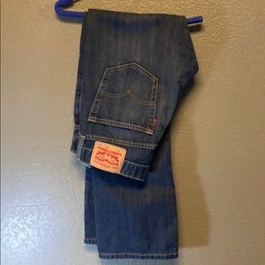 Levis 527